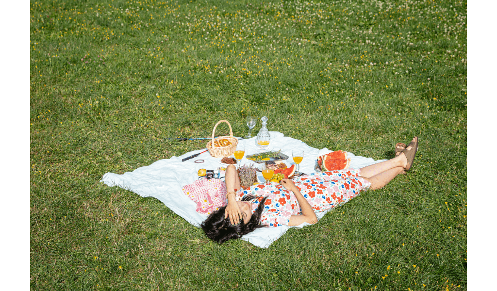 芝生でピクニックお昼寝画像